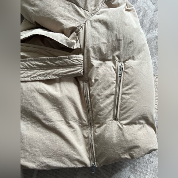 Short down jacket Invigorate Oversized RDS Down Puffer with Stowaway Hood - Picture 4 of 9